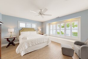 4 bedrooms, iron/ironing board, internet, bed sheets