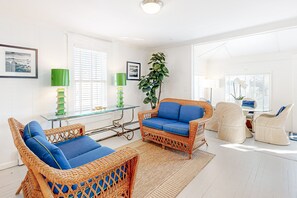 TV, tavolo da calcetto, libri