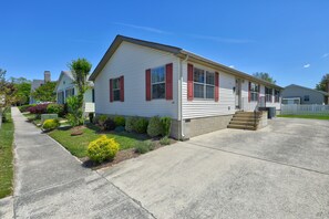 Exterior - Affordable dog-frienedly beach home w/private deck, gas grill, enclosed yard (Rehoboth Beach)