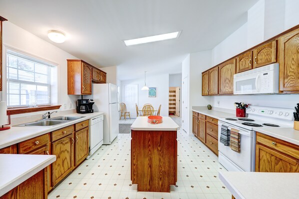 Fridge, microwave, oven, stovetop - Affordable dog-frienedly beach home w/private deck, gas grill, enclosed yard (Rehoboth Beach)