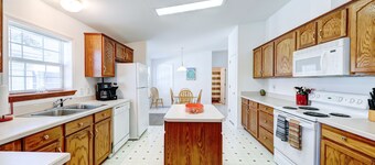 Affordable dog-frienedly beach home w/private deck, gas grill, enclosed yard