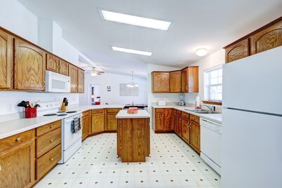 Affordable dog-frienedly beach home w/private deck, gas grill, enclosed yard