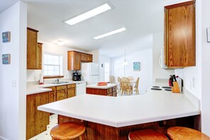 Fridge, microwave, oven, stovetop - Affordable dog-frienedly beach home w/private deck, gas grill, enclosed yard (Rehoboth Beach)