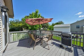 Outdoor dining - Affordable dog-frienedly beach home w/private deck, gas grill, enclosed yard (Rehoboth Beach)