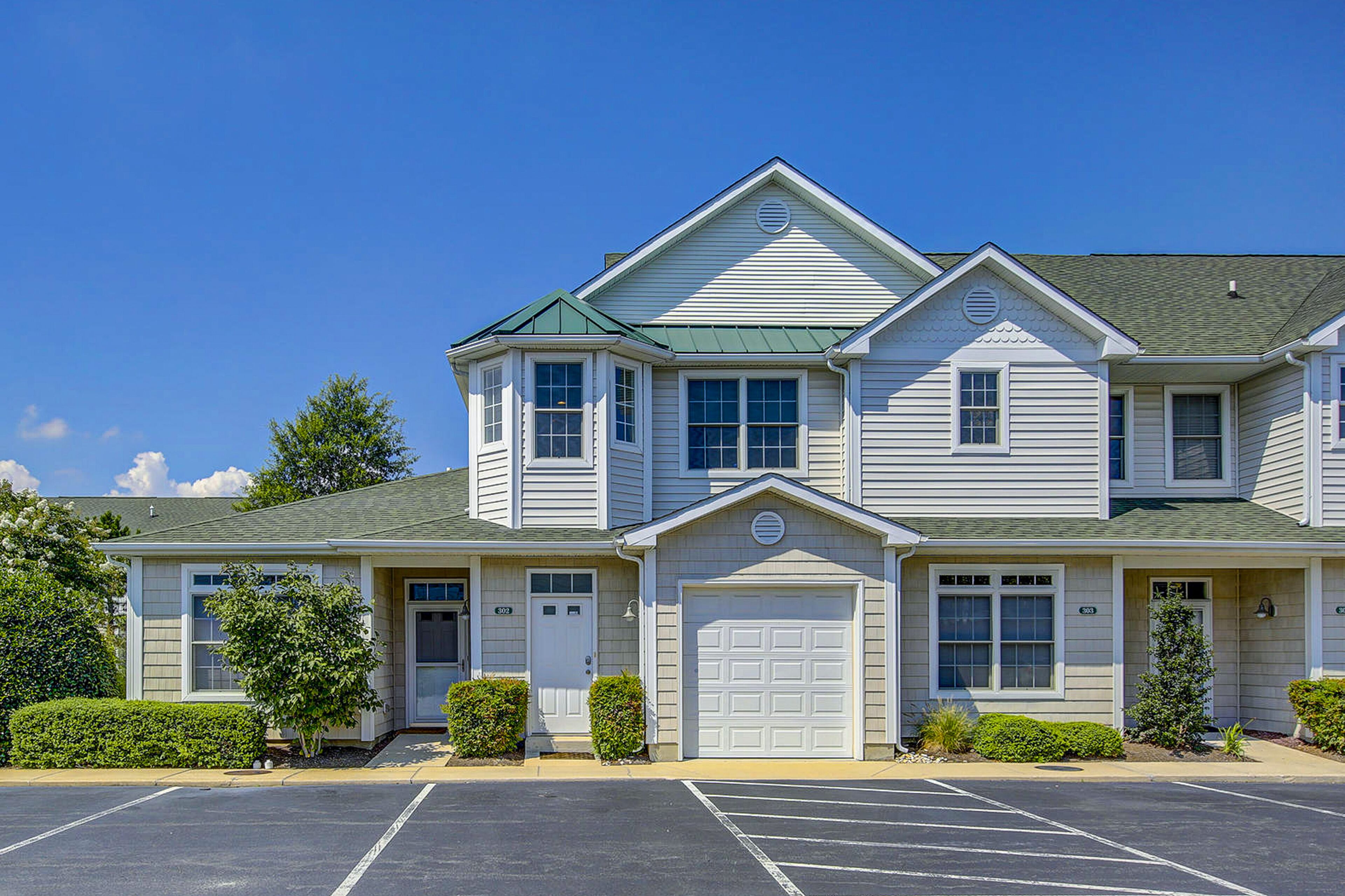Townhome near the beach with pool, WiFi, central AC & washer/dryer