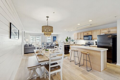 The Palms sunny condo near the ocean with pool, washer/dryer & central AC