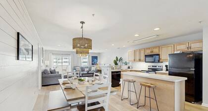 The Palms sunny condo near the ocean with pool, washer/dryer & central AC