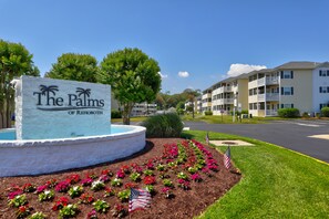 Property grounds - The Palms sunny condo near the ocean with pool, washer/dryer & central AC (Rehoboth Beach)