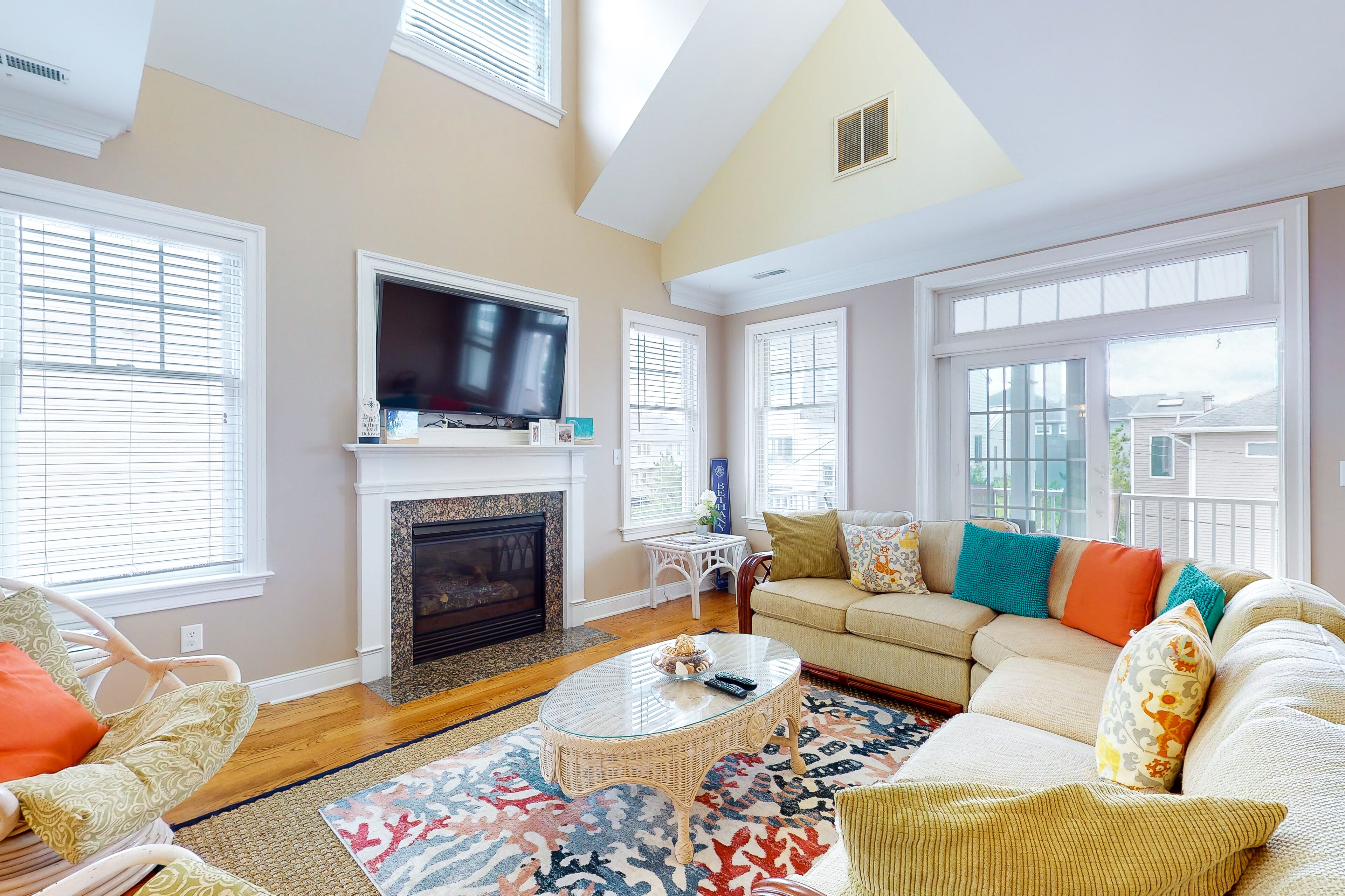 Sunny townhome steps from beach with WiFi, fireplace, AC & washer/dryer