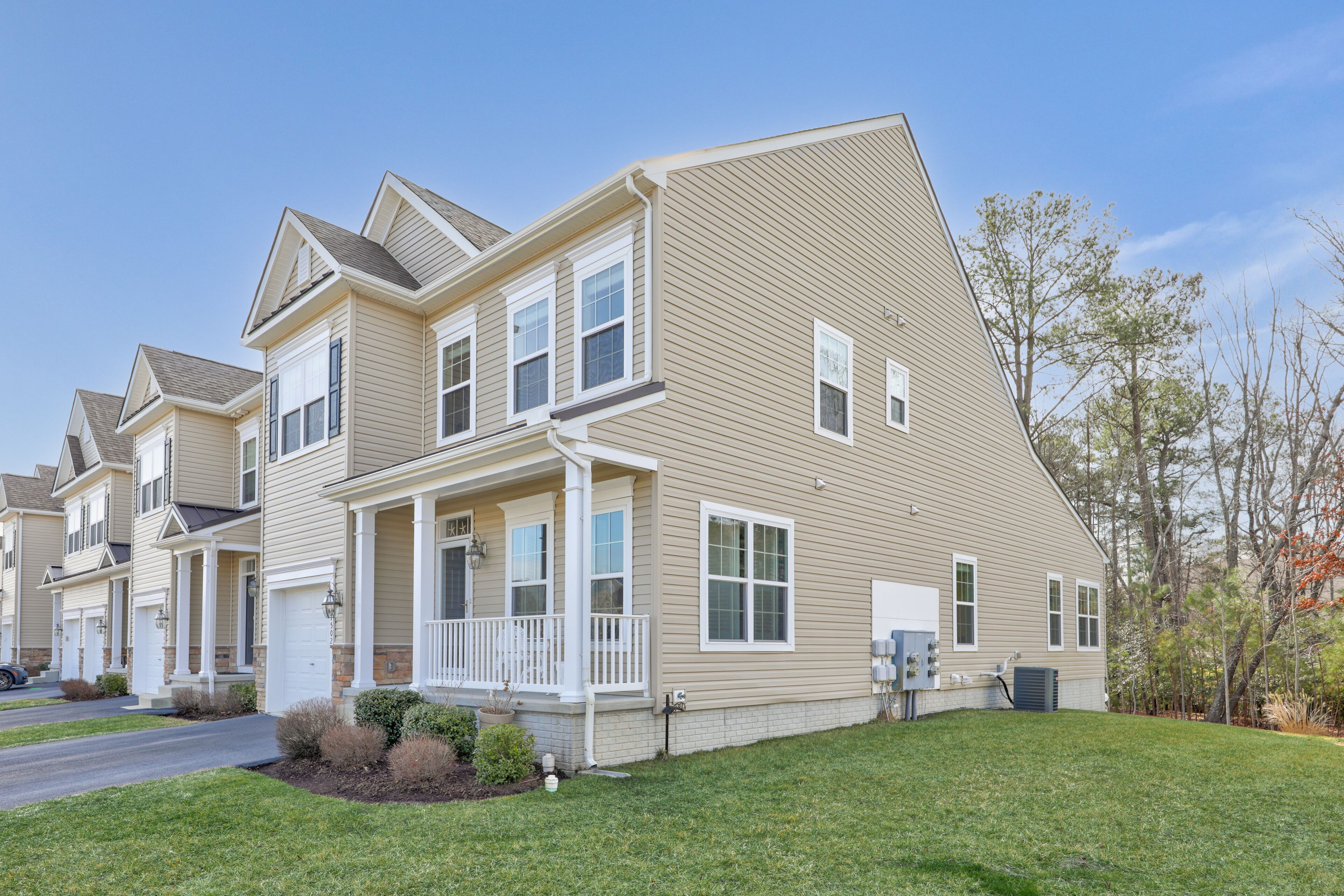 Dog-friendly townhome with pool, central AC, & W/D - only 1.5 miles the beach