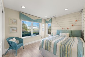 4 bedrooms, iron/ironing board, internet, bed sheets