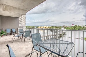 Outdoor dining - New! Beach Splendor at Laketown 208. Sleeps 8. 18+OK (Panama City Beach)