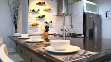 Réfrigérateur, micro-ondes, four, cafetiÚre/bouilloire