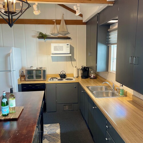 A Step Away: Long-Term Stays-The Downtown Townhouse with Yard