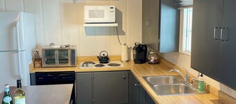 A Step Away: Long-Term Stays-The Downtown Townhouse with Yard