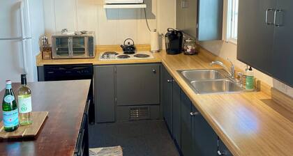 A Step Away: Long-Term Stays-The Downtown Townhouse with Yard