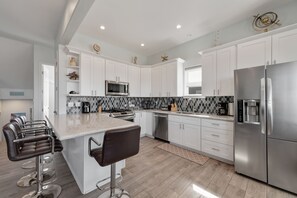 Køleskab, mikrobølgeovn, ovn, kogeplade