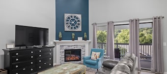 Spacious 3b/3ba+Loft w/Lake Access-Indoor/Outdoor Pools-Pickleball-Clubhouse