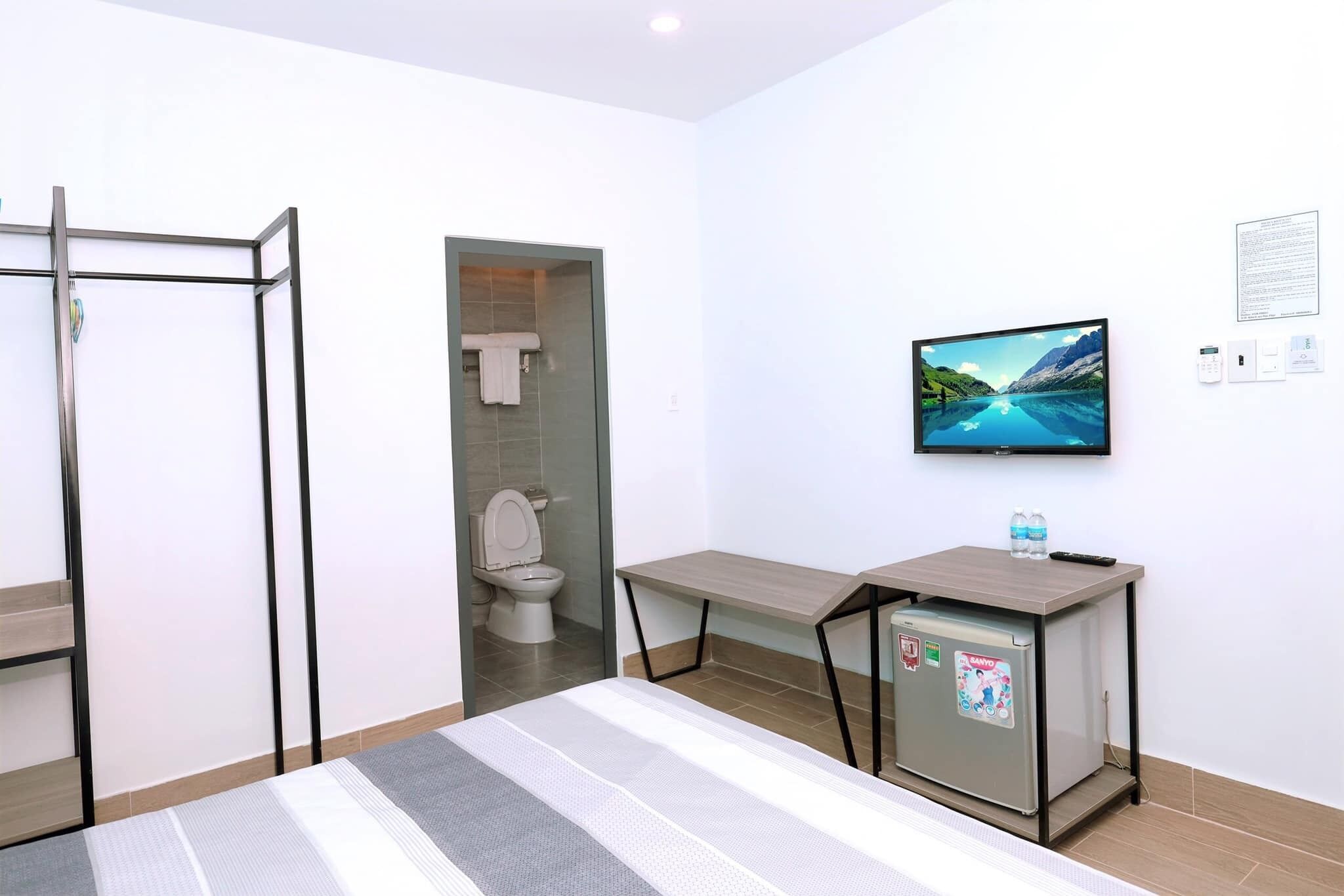Comfort Double Room Single Use | Bathroom | Shower, free toiletries, hair dryer, slippers