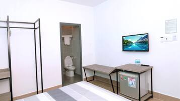 Comfort Double Room Single Use | Bathroom | Shower, free toiletries, hair dryer, slippers