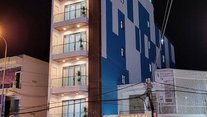 A multi-story hotel with balconies and a sign reading "HÀO PHÁT HOTEL".