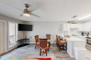 Geladeira, micro-ondas, fogão, cooktop