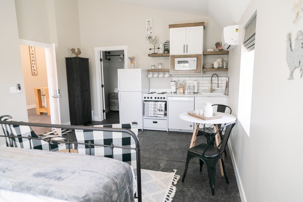 Frigorifero, microonde, forno, piano cottura