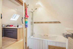 Combined shower/bathtub, hair dryer - A stylish dog friendly holiday cottage in the Cotswolds - Rainbow Barns (Bourton-on-the-Water)