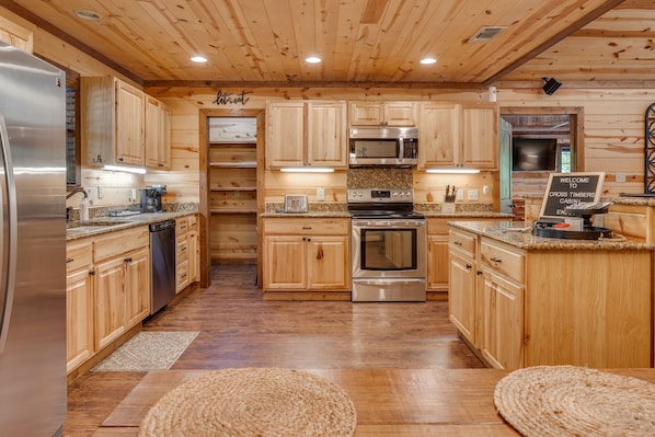 Een koelkast, een magnetron, een oven, een kookplaat