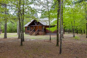 Exterior - Cross Timbers Cabin + Hot Tub, Nestled on 12.5 Acres of Private Property (Broken Bow)