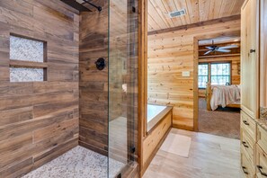Combined shower/tub, jetted tub, hair dryer, towels