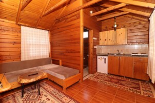 Bungalow familiar | Cocina privada | Frigorífico pequeño, plancha, utensilios de cocina y especias