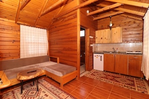 Bungalow | Private kitchen | Mini-fridge, griddle, cookware/dishes/utensils, spices