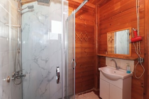 Classic Bungalow | Bathroom | Shower, bathrobes, towels - Demre Sahildeki Ev Bungalov (Demre)