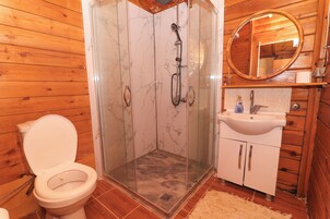 Bungalow Deluxe, 1 habitación, no fumadores, vistas al mar | Baño | Ducha, albornoces y toallas