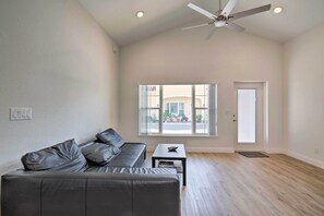TV - Sleek Tavares Condo 3 Miles to Downtown (Tavares)