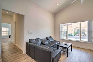 TV - Sleek Tavares Condo 3 Miles to Downtown (Tavares)