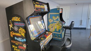 Une borne d’arcade ancienne dotée de plusieurs écrans et de graphismes colorés, avec des personnages comme Pac-Man et Star Wars.
