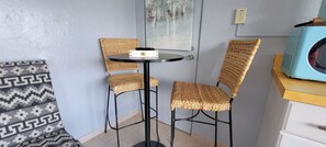 Réfrigérateur, micro-ondes, cafetière/bouilloire, grille-pain