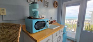 Réfrigérateur, micro-ondes, cafetière/bouilloire, grille-pain