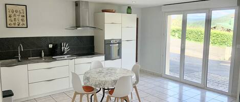 Fridge, oven, stovetop, coffee/tea maker