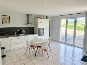 Kühlschrank, Ofen, Herdplatte, Wasserkocher mit Kaffee-/Teezubehör