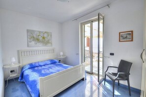 2 bedrooms, free WiFi, bed sheets - Casa Terry A: A graceful apartment located right on the beach, with Free WI-FI. (Castellabate)