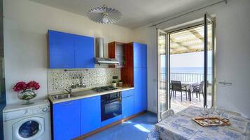 Kühlschrank, Herdplatte, Wasserkocher mit Kaffee-/Teezubehör