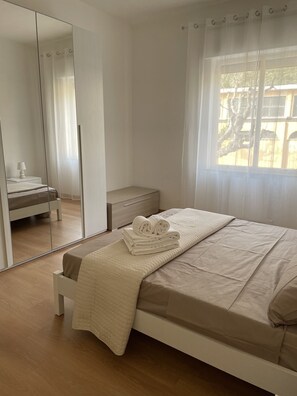 2 bedrooms, desk, iron/ironing board, free WiFi