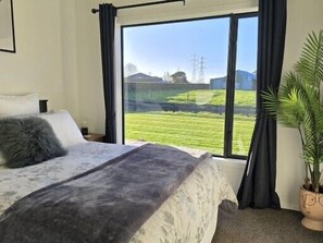 1 dormitorio, tabla de planchar con plancha, wifi y ropa de cama