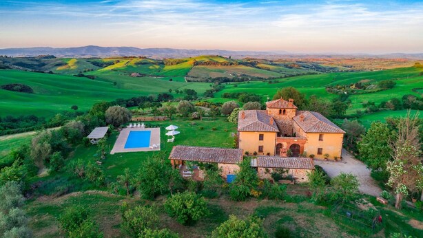 A villa with a swimming pool, surrounded by lush green fields and hills. - Podere Pratovecchio 14 2 (Torrita di Siena)