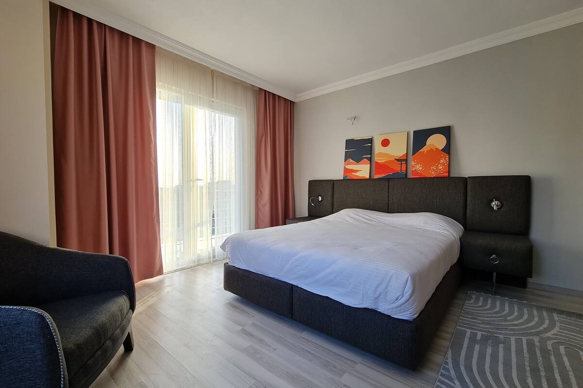 Desk, laptop workspace, free WiFi, bed sheets