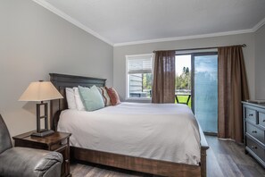 1 bedroom, iron/ironing board, free WiFi, bed sheets - Condo w/gorgeous views & walk-out patio - Updated Waterfront Marina Cay Studio (Bigfork)