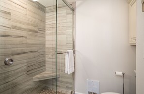 Douche, sèche-cheveux, serviettes fournies
